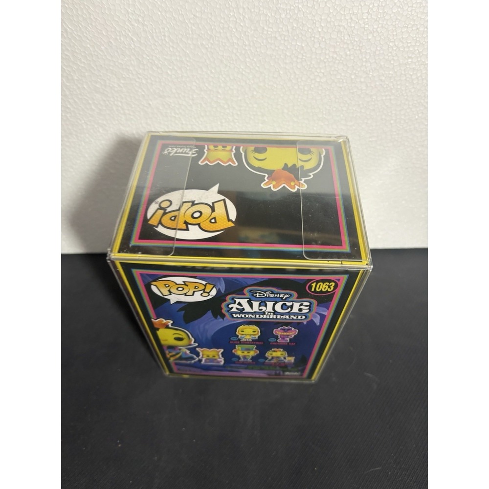 Funko Pop QUEEN OF HEARTS with KING #1063 Black Light - Includes Protector - NEW - Picture 5 of 6